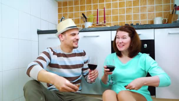 Pareja feliz distanciamiento social durante la fiesta en casa con vino y confeti — Vídeos de Stock