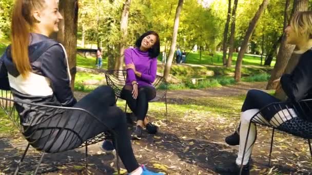 Happy athletic girls relaxing in public park — Stock Video