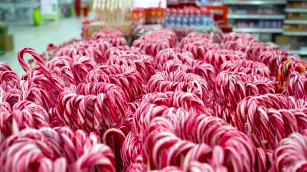 Surtido de bastones de caramelo en el mercado de Navidad — Vídeos de Stock