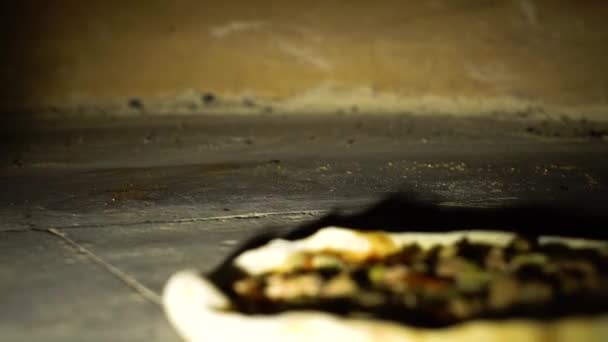 Mettere la pizza con pala all'interno di un grande forno ristorante al rallentatore — Video Stock