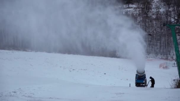 Sneeuw maken met sneeuwkanon in wintersportplaats — Stockvideo
