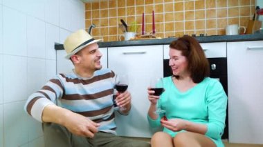 Romantik çiftler arası ilişki ve şarap ve konfetilerle parti.