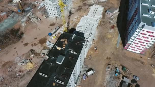 Luchtdak van een gebouw met meerdere verdiepingen op de bouwplaats — Stockvideo