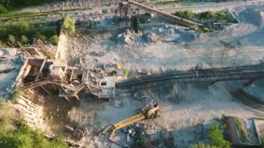 Taşıyıcılar üzerindeki granit madenlerinden mineralleri taşıma havası