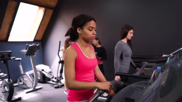 아프리카 계 미국인 여자 체육관에서 러닝 머신 위를 걷고 있는 모습 — 비디오