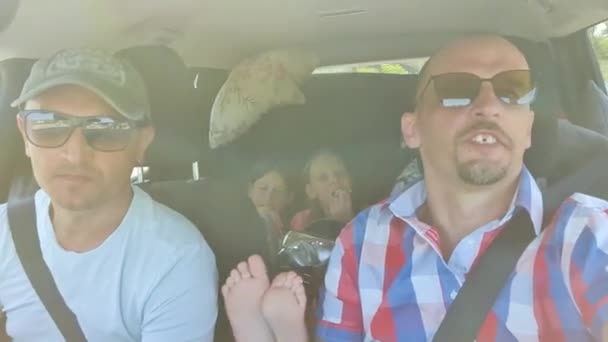 Padres e hijas que tienen viaje por carretera en el día de verano — Vídeo de stock