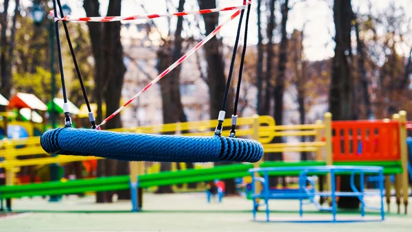 Covid salgını sırasında çocuk parkında kimse yok.