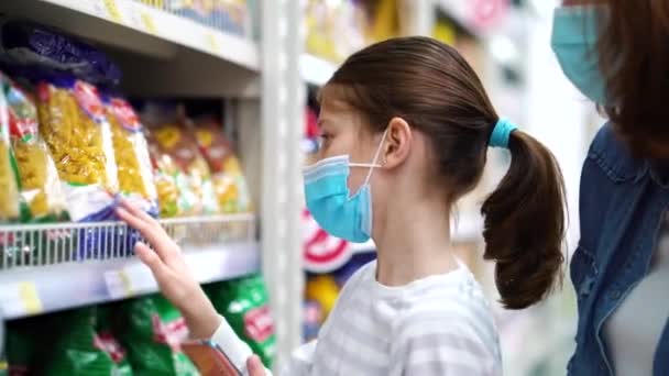 Kleine Tochter hilft Mutter bei Pandemie im Supermarkt — Stockvideo