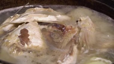 Kavanozda balık parçaları ile kaynayan et suyu