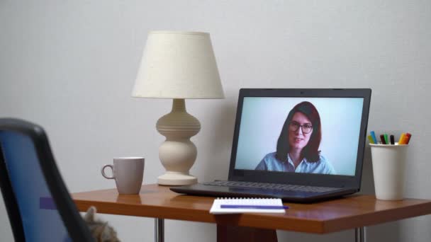 Cat spelen op werkplaats met laptop tonen online cursus met tutor — Stockvideo