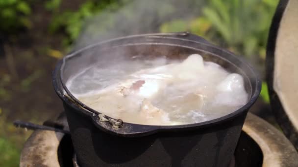 Sadza pokryta melonikiem z parującą zupą rybną — Wideo stockowe