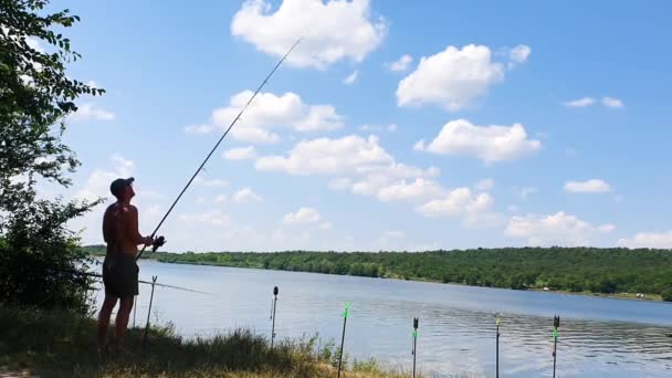 Pescador con caña de pescar en hermoso paisaje — Vídeos de Stock
