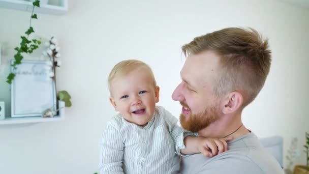 Szczęśliwy ojciec bawiący się z małym chłopcem w domu — Wideo stockowe