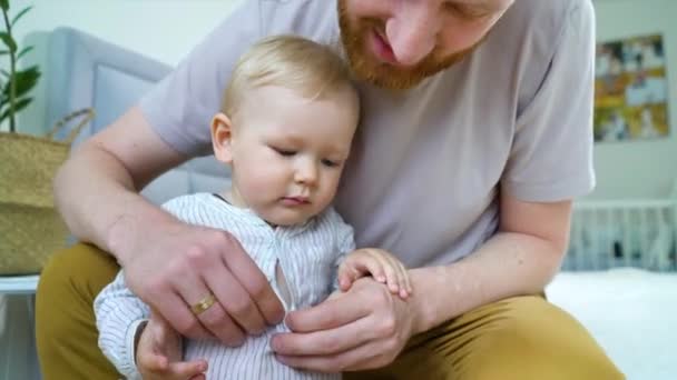 Joven padre cuidando de lindo niño en casa — Vídeos de Stock