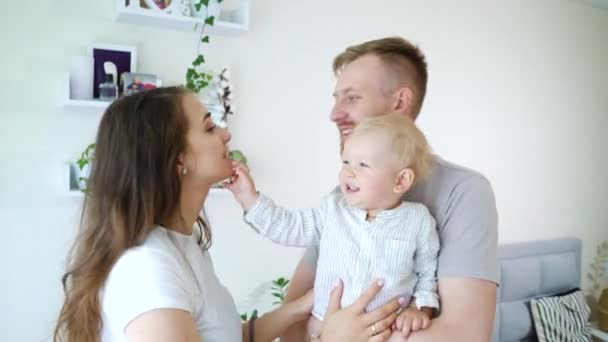 Amar a mamá y papá abrazando y besando al bebé niño — Vídeo de stock