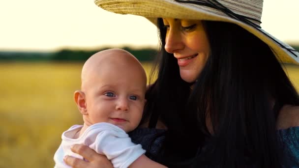 Belle mère tenant et embrassant bébé doux à l'extérieur — Video