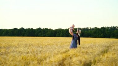 Sevgili anne buğday tarlasında bebek yetiştiriyor.