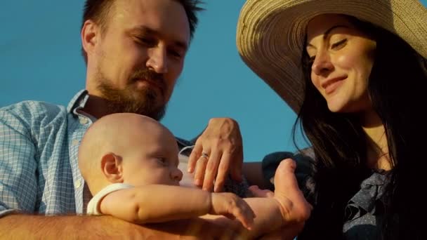 Casal amoroso com bebê doce passar tempo juntos fora — Vídeo de Stock