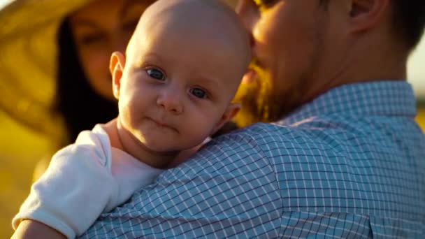 Videos De Bebe Papa Maman Hd 4k Bebe Papa Maman Videoclips De Stock Libres De Derechos Depositphotos