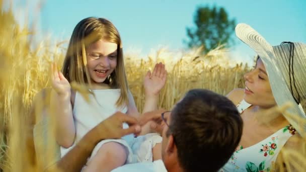 Μικρή κόρη παλαμάκια τα χέρια με τον πατέρα σε οικογενειακό πικνίκ στην ύπαιθρο — Αρχείο Βίντεο