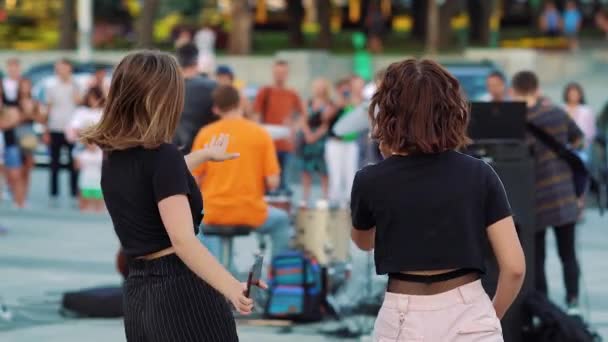 Tonårstjejer dansar på gatan under musikfestivalen — Stockvideo