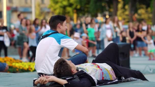 Харків, Україна 25 - го липня 2020 р.: підлітки відпочивають на вулиці під час фестивалю — стокове відео