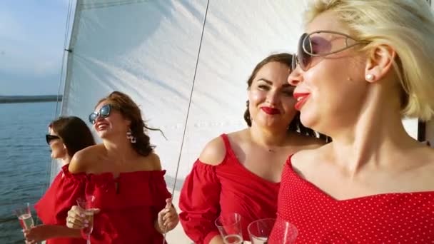 Vackra damer i röda kläder som har segelbåt fest på solig dag — Stockvideo