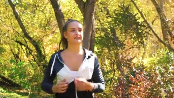 Fille athlétique jogging dans le parc le jour ensoleillé — Video