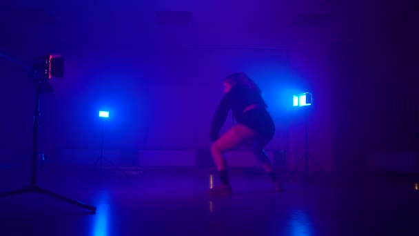 Σέξι κοπέλα χορεύει twerk σε σκοτεινό στούντιο με φακούς — Αρχείο Βίντεο