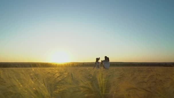 Milující rodiče a dceruška tráví čas na venkově při západu slunce — Stock video