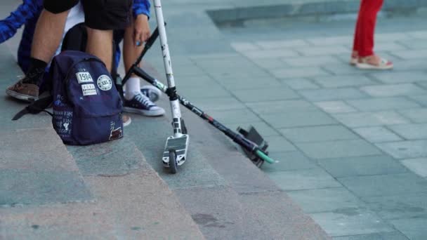 Charkiw, Ukraine - 25. Juli 2020: Füße von Teenagern auf der Straße — Stockvideo