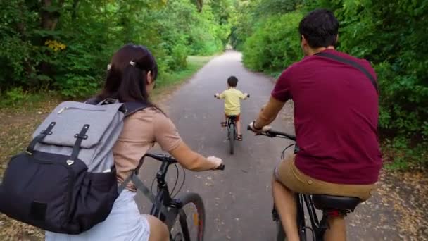 Sportieve familie op fietstocht in park — Stockvideo