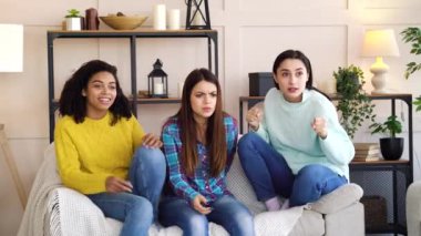 Arkadaşlar TV 'de maç izliyor.