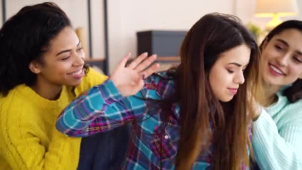 Různí přátelé urovnávají neshody s naštvaným spolubydlícím — Stock video