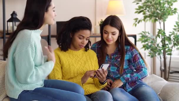 Multiraciale vrienden brengen vrijetijdsbesteding samen thuis — Stockvideo