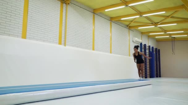 Czarny kobieta trening w siłownia i dokonywania flips — Wideo stockowe