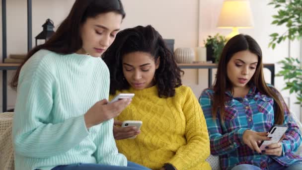 Πολυφυλετικές γυναίκες περιήγηση στο διαδίκτυο σε smartphones στο σπίτι — Αρχείο Βίντεο