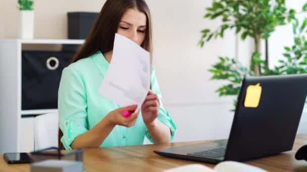 Chefe do sexo feminino ter videoconferência no laptop — Vídeo de Stock