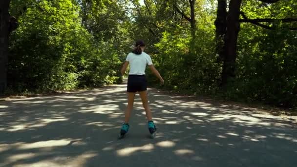 Дівчина катається на ковзанах у парку — стокове відео