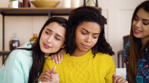 Melhores amigos animando e reconfortante mulher deprimida — Vídeo de Stock