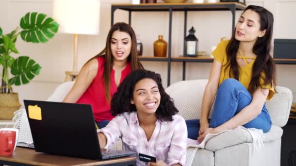 Las mujeres jóvenes que ordenan en línea con ordenador portátil y tarjeta de crédito — Vídeos de Stock