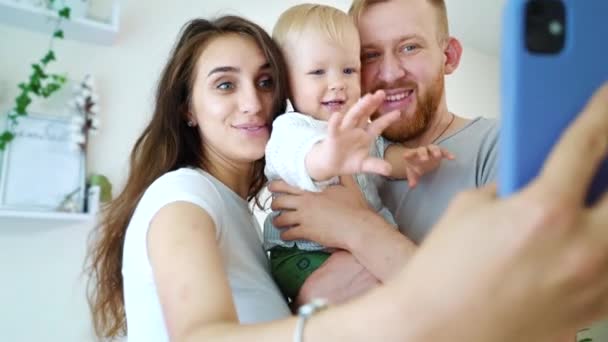 Orang tua bahagia dan obrolan video bayi menggunakan smartphone — Stok Video