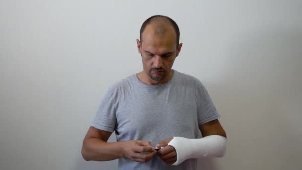 Mann mit Arm in Gips nimmt Tablette im Atelier — Stockvideo