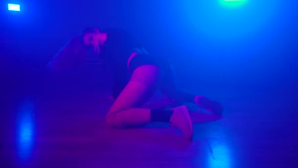 Sexy tancerka potrząsając pupą podczas twerking na podłodze w studio — Wideo stockowe