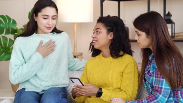 Mujeres jóvenes que se sienten conmocionadas por las noticias de Internet — Vídeo de stock