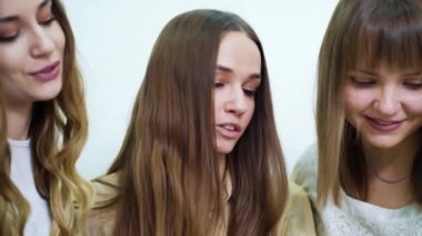 Güzel gelin ve nedimeler düğün kataloğunda elbise seçiyorlar.