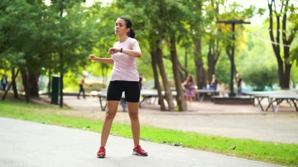 Deportiva mujer calentando antes de correr en el parque — Vídeos de Stock