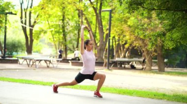Yaz parkında spor yapan formda bir kadın.