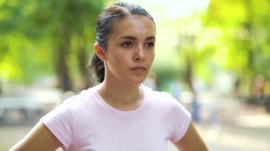 Parkta koşmadan önce zinde bir kadın.