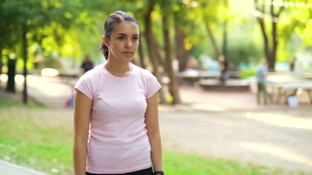 Corredor comprobando la frecuencia cardíaca antes de entrenar en el parque — Vídeos de Stock